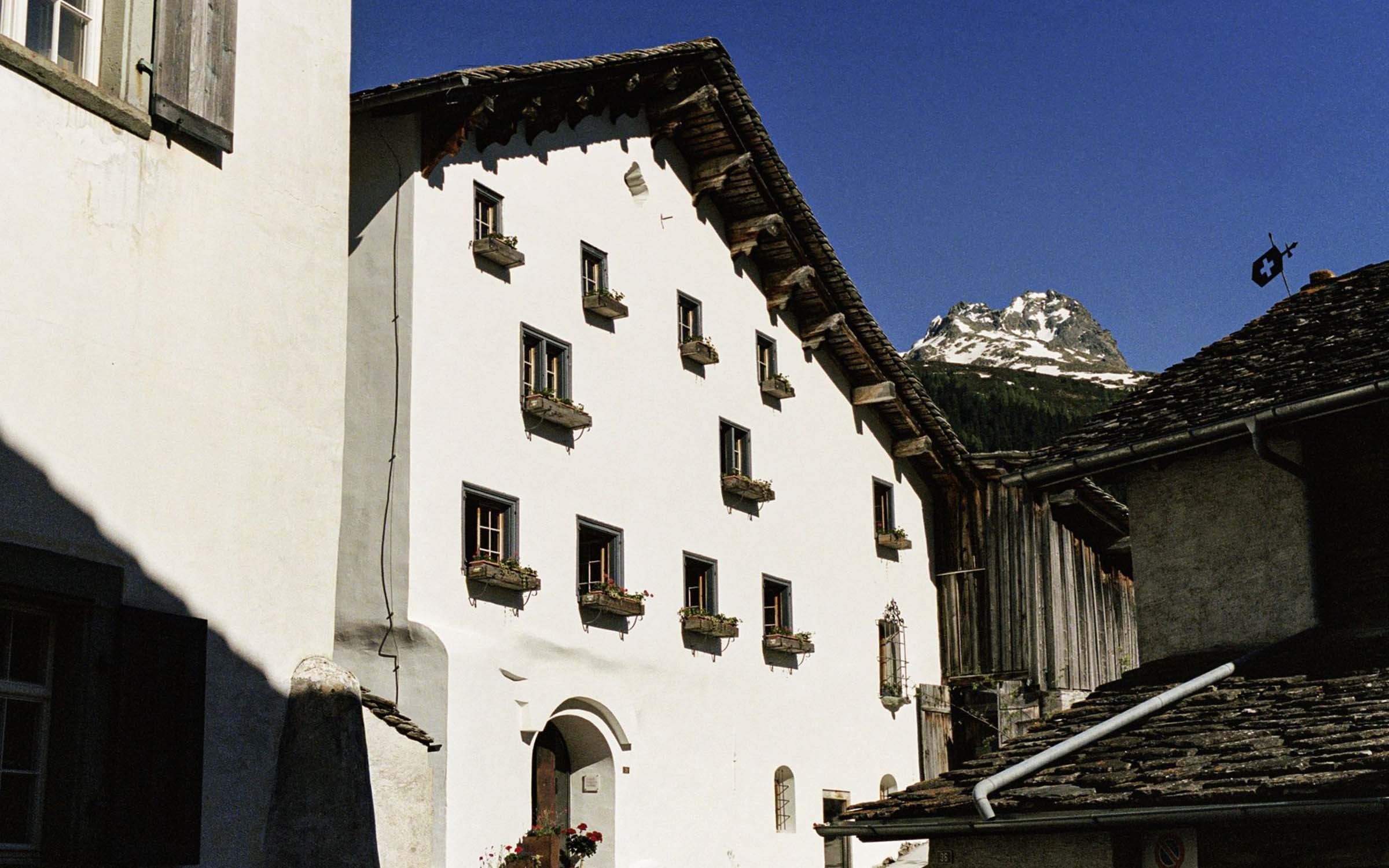 Portrait alte herberge weiss kreuz spuelgen swiss historic hotels 01