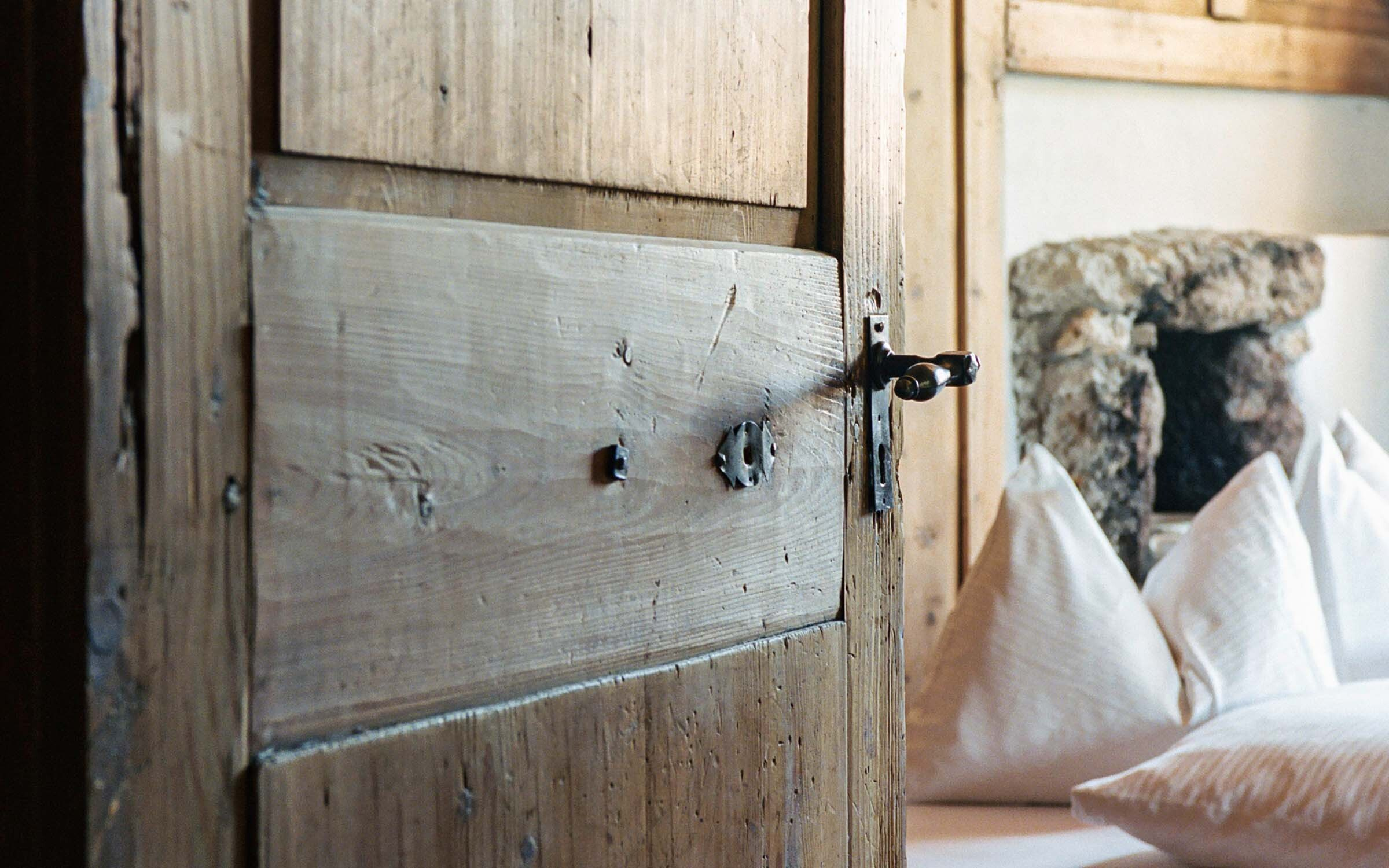 Portrait alte herberge weiss kreuz spuelgen swiss historic hotels 09